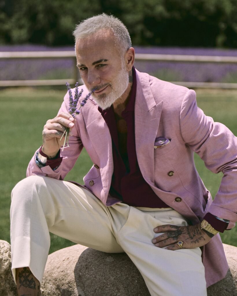 Hockerty kleidet Gianluca Vacchi ein – ohne ihn je zu vermessen Gianluca Vacchi im hellrosa Leinen-Zweireiher von Hockerty am Lavendelfeld