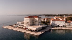 Urlaub im BO Hotel Palazzo Poreč: Adria, Geschichte und Meerblick Das BO Hotel Palazzo in erster Meereslage im historischen Stadtkern von Poreč, Istrien.